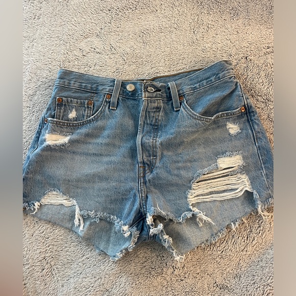 Womens Levi’s denim shorts - Picture 3 of 4